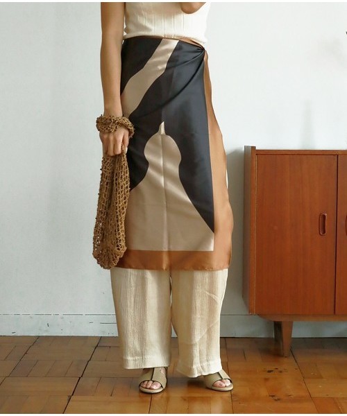 TODAYFUL（トゥデイフル）の「サテンカラースカーフ（バンダナ/スカーフ・レディース・ベージュ・FREE）」の2枚目の写真