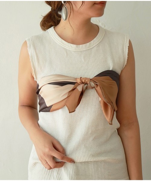 TODAYFUL（トゥデイフル）の「サテンカラースカーフ（バンダナ/スカーフ・レディース・ベージュ・FREE）」の5枚目の写真