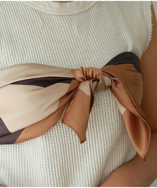 TODAYFUL（トゥデイフル）の「サテンカラースカーフ（バンダナ/スカーフ・レディース・ベージュ・FREE）」の6枚目の写真