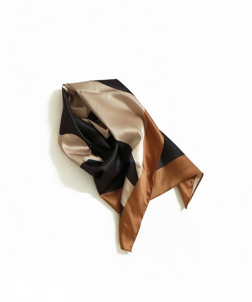 TODAYFUL（トゥデイフル）の「サテンカラースカーフ（バンダナ/スカーフ・レディース・ベージュ・FREE）」の8枚目の写真