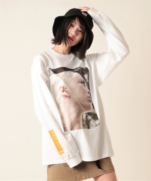 RE730(アールイーセブンサーティー)の「RE730 プリント&刺繍 ビッグシルエット長袖フォトTシャツ(Tシャツ/カットソー・メンズ・マスタード/ホワイト系その他/オフホワイト/ブラック/イエロー系その他/ホワイト系その他2/ブラック系その他2/イエロー系その他2/ブラック系その他・M/L/XL)」の3枚目の写真