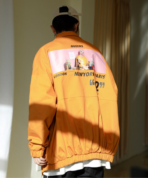 neos(ネオス)の「【neos -addictive design-】ルーズシルエット ガールズフォト プリント スウィングトップ(ナイロンジャケット)」|イエロー