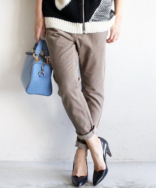 BEAUTY&YOUTH UNITED ARROWS（ビューティーアンドユースユナイテッドアローズ）の「by ※∵コーデュロイテーパード9分丈パンツ ◆（その他パンツ・レディース・オフホワイト/ダークグレー/ベージュ/ロイヤルブルー・MEDIUM/SMALL/LARGE）」の4枚目の写真