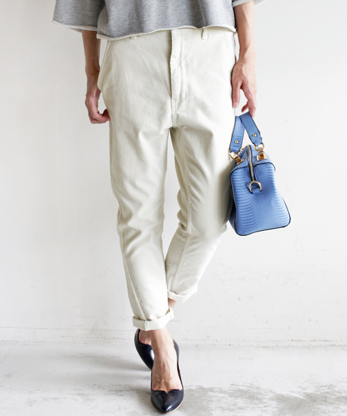 BEAUTY&YOUTH UNITED ARROWS（ビューティーアンドユースユナイテッドアローズ）の「by ※∵コーデュロイテーパード9分丈パンツ ◆（その他パンツ・レディース・オフホワイト/ダークグレー/ベージュ/ロイヤルブルー・MEDIUM/SMALL/LARGE）」の2枚目の写真