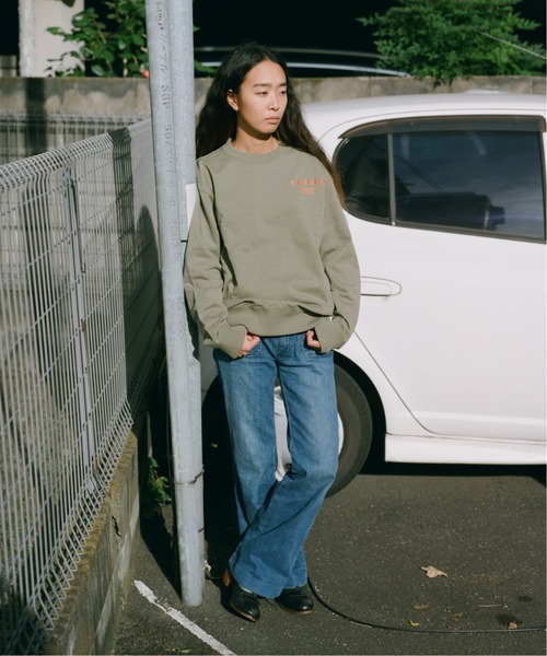 417 EDIFICE（フォーワンセブンエディフィス）の「【 FAMOUS DEPARTMENT STORE / フェイマス デパートメント ストア】 胸刺繍クルーネック（スウェット・メンズ・ライトグレー/ブラック/サファリグリーン/ホワイト・SMALL/MEDIUM/LARGE）」の4枚目の写真