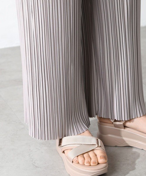 Honeys(ハニーズ)の「プリーツオールインワン(つなぎ/オールインワン・レディース・ブラック/カーキ/モカ/グレイッシュベージュ・S/M/L)」の8枚目の写真