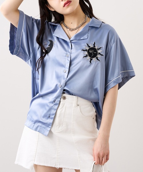 RASVOA（ラスボア）の「パイピング刺繍サテンシャツ（シャツ/ブラウス・レディース・ブラック/サックスブルー・FREE）」の2枚目の写真