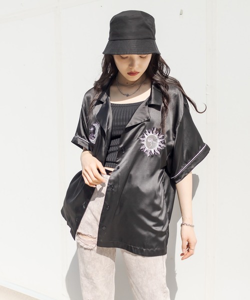 RASVOA（ラスボア）の「パイピング刺繍サテンシャツ（シャツ/ブラウス・レディース・ブラック/サックスブルー・FREE）」の8枚目の写真