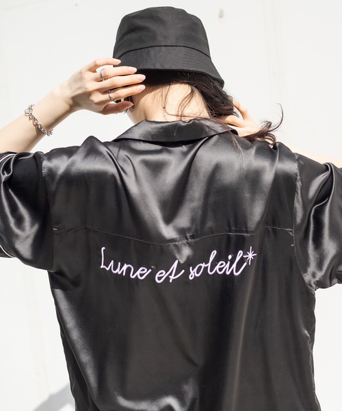 RASVOA（ラスボア）の「パイピング刺繍サテンシャツ（シャツ/ブラウス・レディース・ブラック/サックスブルー・FREE）」の5枚目の写真