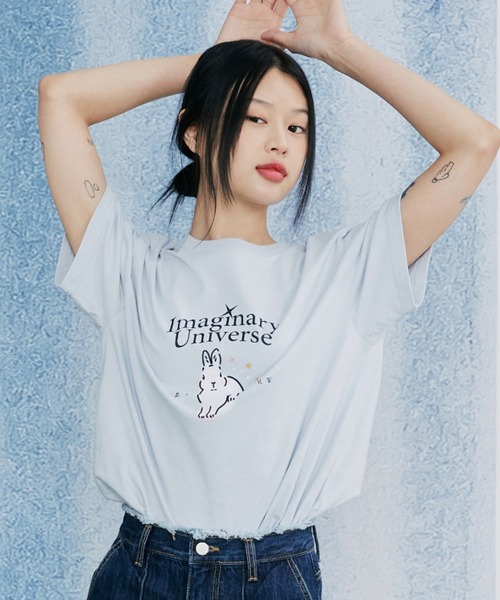 ROMANTIC CROWN（ロマンティッククラウン）の「【ROMANTIC CROWN】WOMANS WHITE RABBIT TEE / ロマンティッククラウン ウィメンズ ホワイト ラビット グラフィック Tシャツ（Tシャツ/カットソー・レディース・スカイブルー/グレー/ライトパープル・MEDIUM/SMALL）」の3枚目の写真
