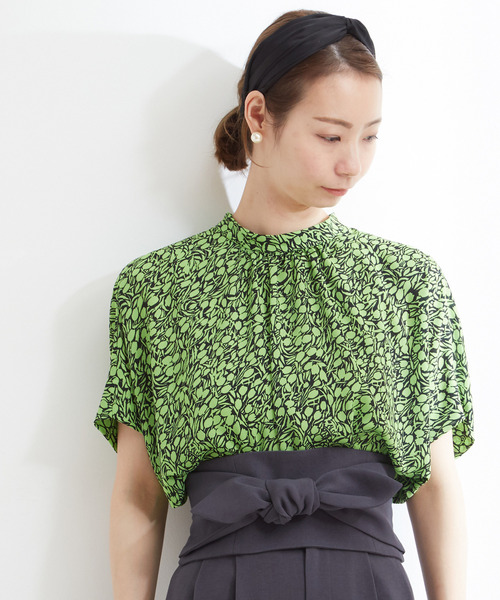 Tiara(ティアラ)の「プチチューリッププリントハイネックシャーリングウエストブラウス(シャツ/ブラウス・レディース・グリーン/アイボリー・FREE)」の1枚目の写真