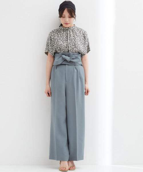 Tiara(ティアラ)の「プチチューリッププリントハイネックシャーリングウエストブラウス(シャツ/ブラウス・レディース・グリーン/アイボリー・FREE)」の2枚目の写真