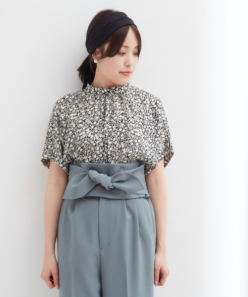 Tiara(ティアラ)の「プチチューリッププリントハイネックシャーリングウエストブラウス(シャツ/ブラウス・レディース・グリーン/アイボリー・FREE)」の4枚目の写真