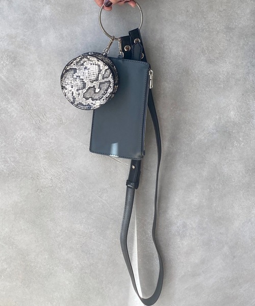 She's Closet（シーズクローゼット）の「フェイクレザーリングハンドル2wayミニショルダーバッグ（ショルダーバッグ・レディース・ブラック/アイボリー/キャメル/ダークブルー/サックスブルー/グレイッシュベージュ/モカ/オレンジ/グリーン・FREE）」の7枚目の写真