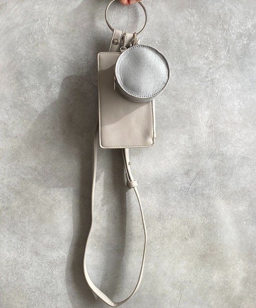 She's Closet（シーズクローゼット）の「フェイクレザーリングハンドル2wayミニショルダーバッグ（ショルダーバッグ・レディース・ブラック/アイボリー/キャメル/ダークブルー/サックスブルー/グレイッシュベージュ/モカ/オレンジ/グリーン・FREE）」の4枚目の写真