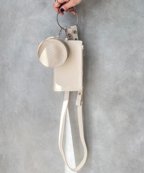 She's Closet（シーズクローゼット）の「フェイクレザーリングハンドル2wayミニショルダーバッグ（ショルダーバッグ・レディース・ブラック/アイボリー/キャメル/ダークブルー/サックスブルー/グレイッシュベージュ/モカ/オレンジ/グリーン・FREE）」の2枚目の写真