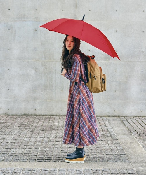 Wpc.(ダブリュピーシー)の「UNISEX バックプロテクトアンブレラ(長傘・メンズ・カーキ/ライトブルー/ブラウン/ベージュ/レッド/グレー/ネイビー/ブラック・FREE)」の9枚目の写真