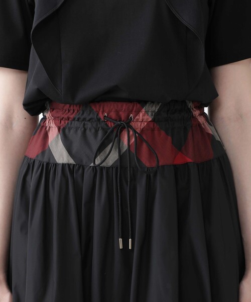 美品　クレストブリッジBlue Lab:EZUMiマットストレッチタフタスカート BLUE LABEL CRESTBRIDGE（ブルーレーベルクレストブリッジ）の