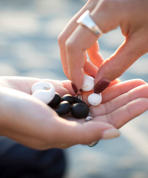 bpr BEAMS（ビーピーアール ビームス ）の「ambie / AM-TW01 サウンド イヤカフ（ヘッドフォン/イヤホン・メンズ・ホワイト/ブラック・ONE SIZE）」の13枚目の写真