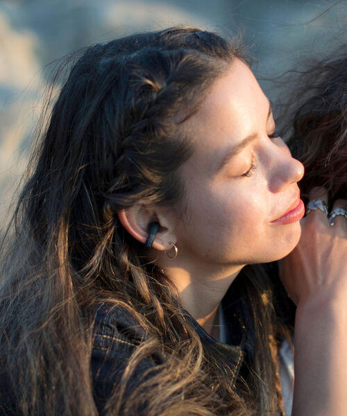 bpr BEAMS（ビーピーアール ビームス ）の「ambie / AM-TW01 サウンド イヤカフ（ヘッドフォン/イヤホン・メンズ・ホワイト/ブラック・ONE SIZE）」の9枚目の写真