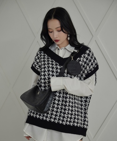 ANDGEEBEE(アンジービー)の「ポーチ付きクロコショルダーバッグ(ショルダーバッグ・レディース・ブラック・FREE)」の2枚目の写真