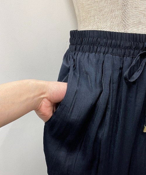 PICCIN（ピッチン）の「シルキーサテンイージーワイドパンツ（その他パンツ・レディース・ネイビー/オリーブ・M）」の7枚目の写真