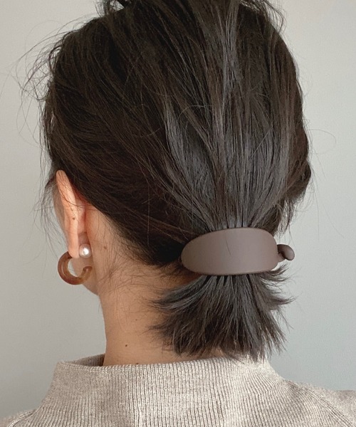 TONE SELECT GOODS（トーンセレクトグッズ）の「【LESRIRE】マットカラーラウンドヘアクリップ（バレッタ/ヘアクリップ・レディース・ブラック/グレー/ブラウン/ベージュ/ブルー/ネイビー/ピンク/レッド/グリーン・FREE）」の3枚目の写真