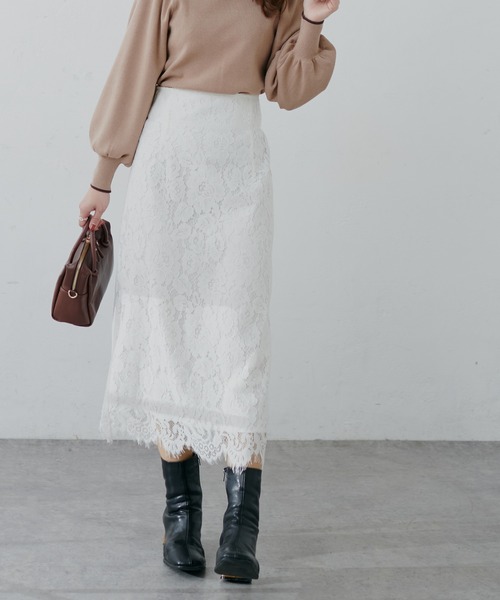 natural couture(ナチュラルクチュール)の「【王道のフラワーレース!2サイズ展開】裾スカラップフラワーレースタイトスカート Sサイズ(スカート・レディース・ブラック/グレー/オフホワイト/カーキ/サックスブルー・SMALL)」の2枚目の写真