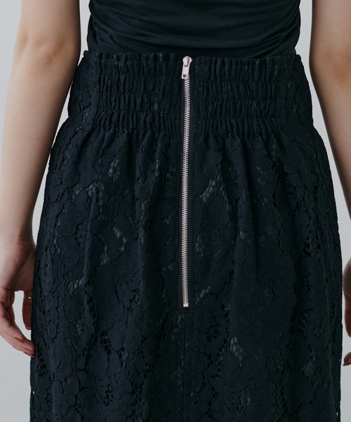 natural couture(ナチュラルクチュール)の「【王道のフラワーレース!2サイズ展開】裾スカラップフラワーレースタイトスカート Sサイズ(スカート・レディース・ブラック/グレー/オフホワイト/カーキ/サックスブルー・SMALL)」の8枚目の写真
