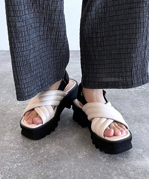 PAGEBOY（ページボーイ）の「ボリュームクロススポサン（サンダル・レディース・ブラック/オフホワイト/シルバー・MEDIUM/LARGE）」の2枚目の写真