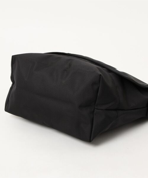 NEW ERA(ニューエラ)の「【NEW ERA】ショルダーバッグ 9L(ショルダーバッグ・メンズ・ブラック/ブラック系その他・ONESIZE)」の5枚目の写真