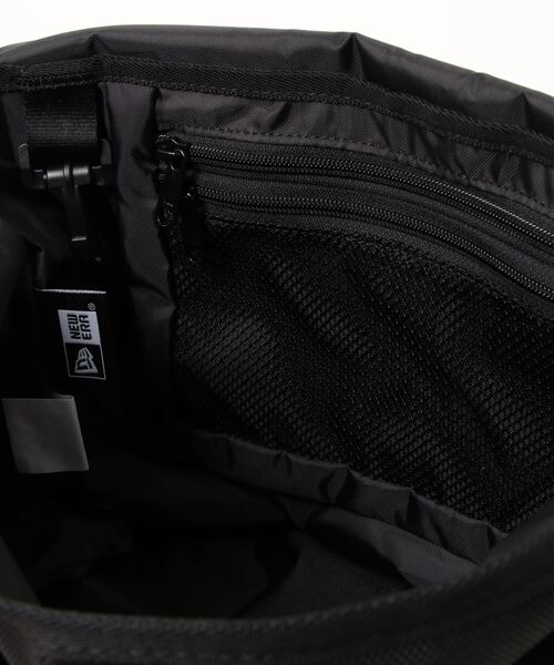 NEW ERA(ニューエラ)の「【NEW ERA】ショルダーバッグ 9L(ショルダーバッグ・メンズ・ブラック/ブラック系その他・ONESIZE)」の4枚目の写真