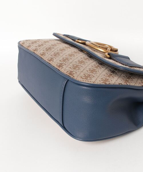 Guess（ゲス）の「AVIANA Convertible Crossbody Flap（ショルダーバッグ・レディース・ホワイト/ネイビー・ONE SIZE）」の4枚目の写真