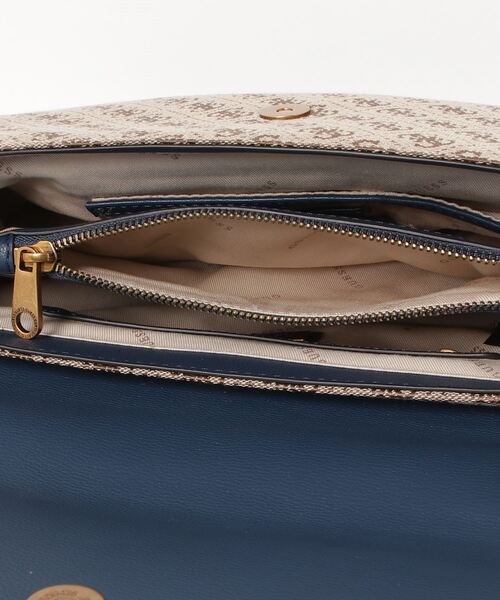 Guess（ゲス）の「AVIANA Convertible Crossbody Flap（ショルダーバッグ・レディース・ホワイト/ネイビー・ONE SIZE）」の5枚目の写真