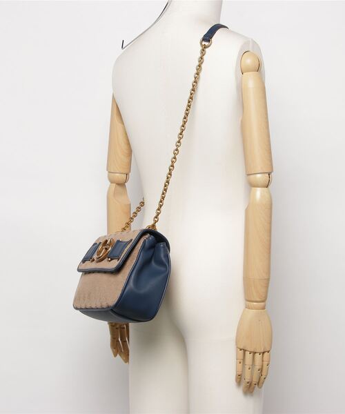 Guess（ゲス）の「AVIANA Convertible Crossbody Flap（ショルダーバッグ・レディース・ホワイト/ネイビー・ONE SIZE）」の6枚目の写真