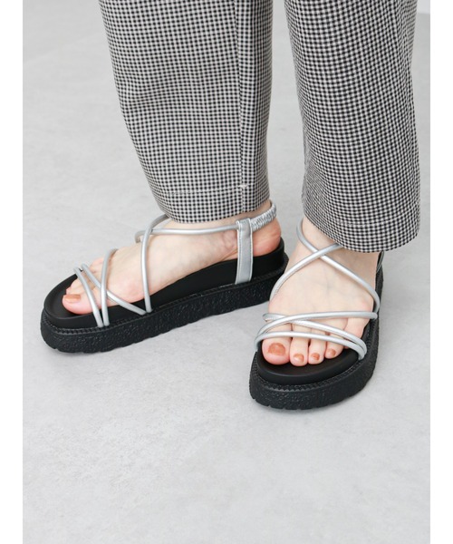 ehka sopo（エヘカソポ）の「コードストラップサンダル（サンダル・レディース・ブラック/オフホワイト/シルバー・MEDIUM/LARGE）」の3枚目の写真