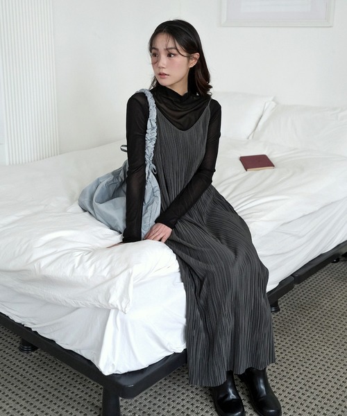 UNE MANSION(ユヌマンション)の「シャーリングプリーツキャミワンピース(ワンピース・レディース・ブラック/ベージュ/クリーム/チャコール・FREE)」の13枚目の写真