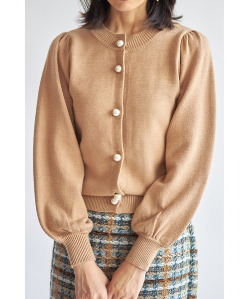 &. NOSTALGIA（アンドドットノスタルジア）の「パールボタンカーディガン（カーディガン/ボレロ・レディース・アイボリー/ブラック/レッド/キャメル・FREE）」の3枚目の写真