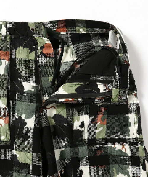 BEAMS PLUS（ビームスプラス）の「BEAMS PLUS / ウール チェック カモフラージュプリント ブッシュパンツ（その他パンツ・メンズ・ホワイト/レッド・SMALL/MEDIUM/LARGE/X-LARGE）」の9枚目の写真