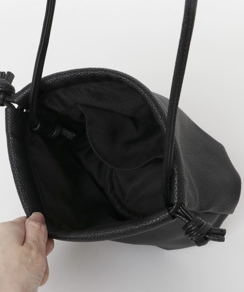 SENSE OF PLACE by URBAN RESEARCH（センスオブプレイスバイアーバンリサーチ）の「巾着ショルダーバッグ（ショルダーバッグ・レディース・モカ/グリーン/ブラック/アイボリー・ONE）」の18枚目の写真