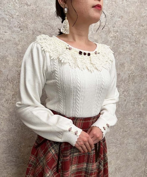 axes femme（アクシーズファム）の「巻薔薇×パールデザインニット（ニット/セーター・レディース・ホワイト/ネイビー/ラベンダー・FREE）」の2枚目の写真