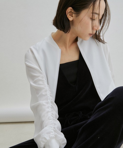 SALON adam et rope'(サロン アダム エ ロペ)の「【一部直営店舗・WEB限定】ギャザースリーブストレッチブルゾン(ブルゾン・レディース・ブルー系その他4/チャコールグレー/オフホワイト・FREE)」の2枚目の写真