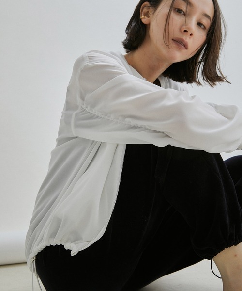 SALON adam et rope'(サロン アダム エ ロペ)の「【一部直営店舗・WEB限定】ギャザースリーブストレッチブルゾン(ブルゾン・レディース・ブルー系その他4/チャコールグレー/オフホワイト・FREE)」の6枚目の写真