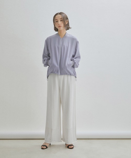 SALON adam et rope'(サロン アダム エ ロペ)の「【一部直営店舗・WEB限定】ギャザースリーブストレッチブルゾン(ブルゾン・レディース・ブルー系その他4/チャコールグレー/オフホワイト・FREE)」の9枚目の写真