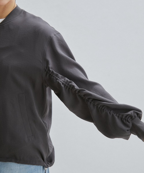 SALON adam et rope'(サロン アダム エ ロペ)の「【一部直営店舗・WEB限定】ギャザースリーブストレッチブルゾン(ブルゾン・レディース・ブルー系その他4/チャコールグレー/オフホワイト・FREE)」の5枚目の写真