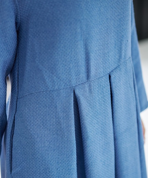 STYLE DELI(スタイルデリ)の「凹凸織り生地タックワンピース(ワンピース・レディース・ブラック/ブルー・01/02)」の6枚目の写真