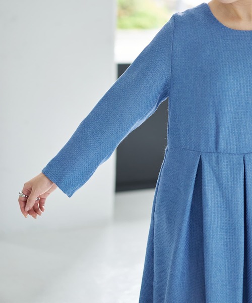 STYLE DELI(スタイルデリ)の「凹凸織り生地タックワンピース(ワンピース・レディース・ブラック/ブルー・01/02)」の7枚目の写真