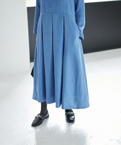 STYLE DELI(スタイルデリ)の「凹凸織り生地タックワンピース(ワンピース・レディース・ブラック/ブルー・01/02)」の8枚目の写真