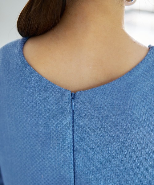 STYLE DELI(スタイルデリ)の「凹凸織り生地タックワンピース(ワンピース・レディース・ブラック/ブルー・01/02)」の11枚目の写真