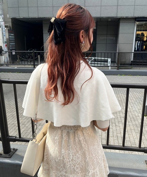 one after another NICE CLAUP（ワンアフターアナザーナイスクラップ）の「大人ガーリーなオフィススタイルにも。ケープ付きニット（ニット/セーター・レディース・ブラウン/オフホワイト/ピンク/ライトピンク・FREE）」の5枚目の写真